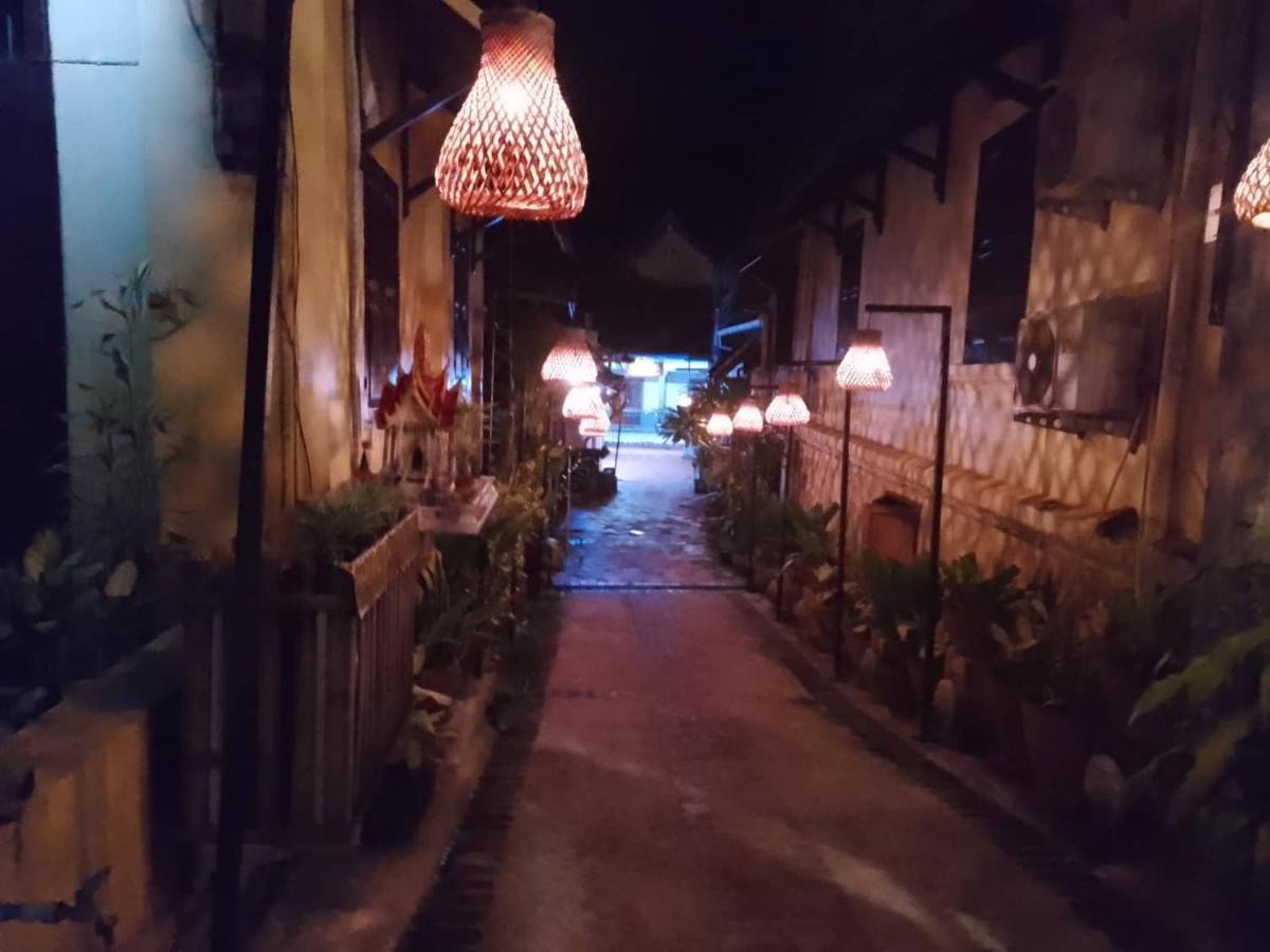 לואנג פרבאנג Funny Backpacker Hostel מראה חיצוני תמונה