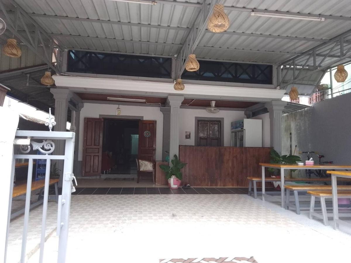 לואנג פרבאנג Funny Backpacker Hostel מראה חיצוני תמונה
